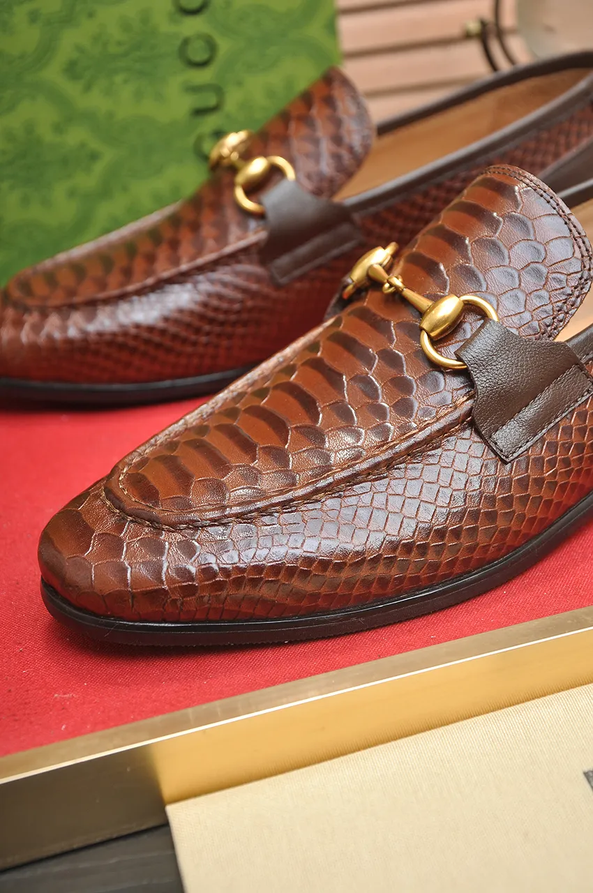 Men's shoes 💰600💶 Brand: GUCCI (Gucci) Standard size: Men's size 38/44 (45 can be customized) Grade: Same as the official website Original quality Material: Original cowhide Water-dyed cowhide lining Original rubber outsole Style category: Men's fashionable casual leather shoes Distinguished big-name luxury elements Top luxury Color: Actual picture